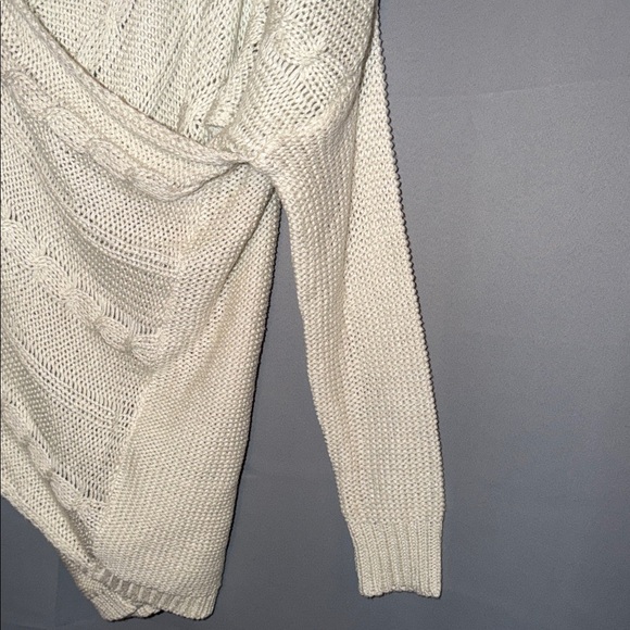 Francesca’s Boutique Plunge Long-Sleeve Knit Wrap Sweater size L NWOT - Picture 3 of 9